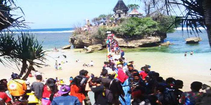 Tradisi Nikmati Libur Lebaran di Pantai Balekambang (C) TRIBUNNEWS