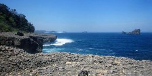 Watu Lepek Punya Spot Memancing di Atas Karang (C) MERDEKA