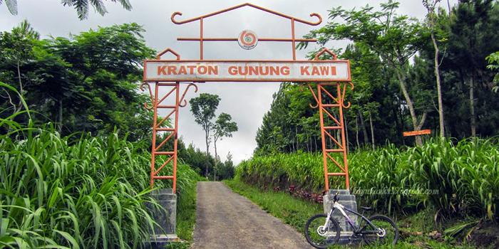 Menginjakkan Kaki di Keraton Gunung Kawi (C) JELAJAH MALANGKU