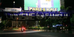 Salah satu bendera raksasa yang ada di sudut Kota Malang (C) WEAREMANIA