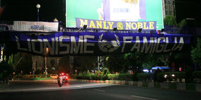 Salah satu bendera raksasa yang ada di sudut Kota Malang (C) WEAREMANIA
