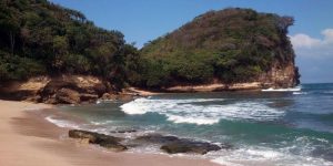 Menikmati Gelombang Halus di Pantai Mrutu (C) WIKIMAPIA