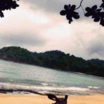 Menyusuri Pasir Hitam di Pantai Kondang Bandung (C) VIVA