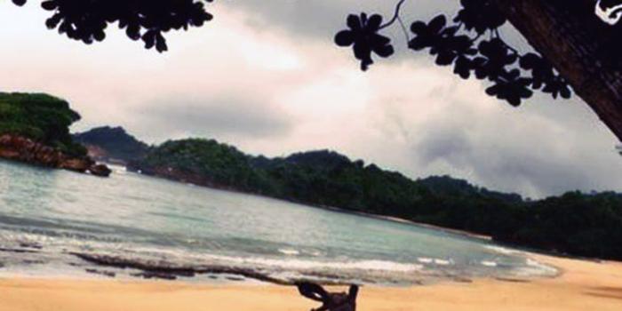 Menyusuri Pasir Hitam di Pantai Kondang Bandung (C) VIVA