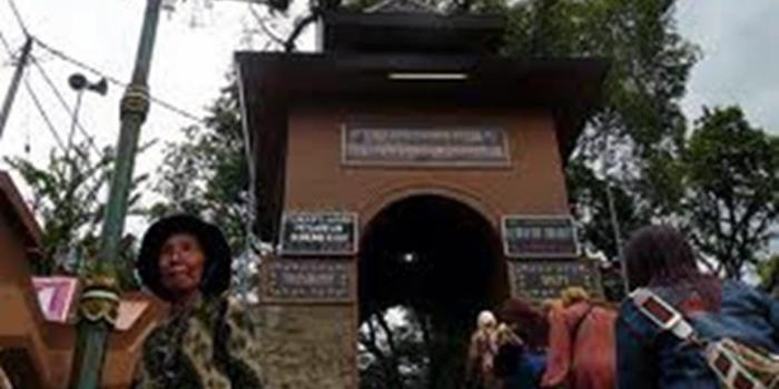 Jalan-jalan ke Pesarean Eyang Jugo di Gunung Kawi - malangvacation.com