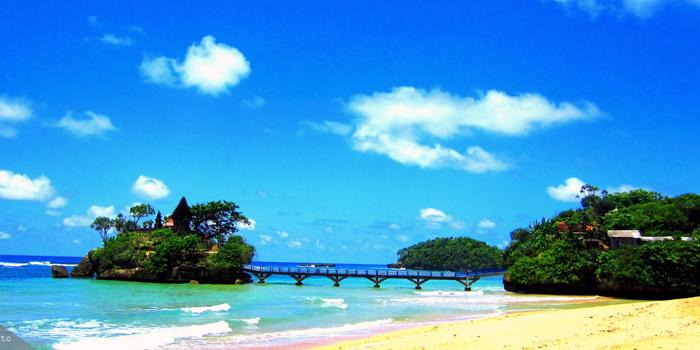 Pantai Balekambang, salah satu destinasi Liburan Natal dan Tahun Baru (C) NGINEPMANA