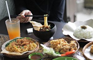 Sensasi Pedas yang Unik di Mie Cobek (C) FOODYFLOODY