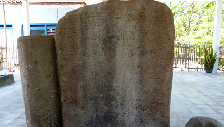 Prasasti Gulung-gulung (Foto: http://putrikei.blogspot.co.id/)