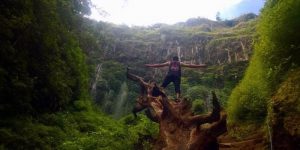 Segarnya Percikan Air Coban Grojogan Pitu di Pujon