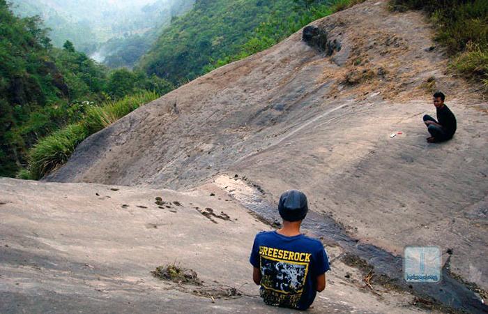Cantiknya Coban Watu Talang di Balik Medan Berbahaya (C) HALOMALANG