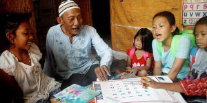 Kakek Aboe, Tukang Becak yang Sukarela Berbagi Ilmu (C) KOMPAS