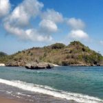 Pantai Teluk Asmoro, Keindahan di Balik Pulau Kecil (C) PANTAI MALANG