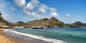 Pantai Teluk Asmoro, Keindahan di Balik Pulau Kecil (C) PANTAI MALANG