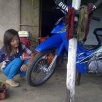 Kisah Nanik, Tukang Tambal Ban Cantik dari Malang Selatan (C) DETIK NEWS