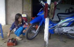 Kisah Nanik, Tukang Tambal Ban Cantik dari Malang Selatan (C) DETIK NEWS