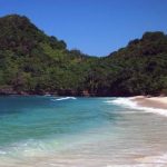 Keindahan Pantai Tomen di Antara Perbukitan Tambakrejo (C) PANTAIMALANG.COM
