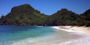 Keindahan Pantai Tomen di Antara Perbukitan Tambakrejo (C) PANTAIMALANG.COM