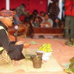 Dukun Desa memimpin upacara Karo | Foto: arsitek.in