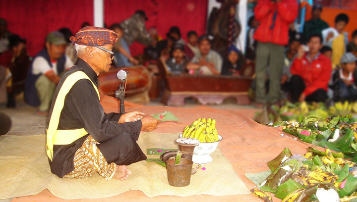 Dukun Desa memimpin upacara Karo | Foto: arsitek.in