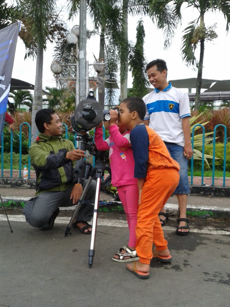 mengamati matahari melalui teleskop