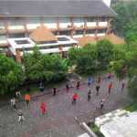 suasana senam saat car free day di depan gedung H5 Fakultas Teknik UM