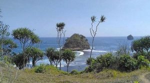 Pantai Sumenggung dan Pulau Kecil di Seberangnya (C) PANTAI MALANG