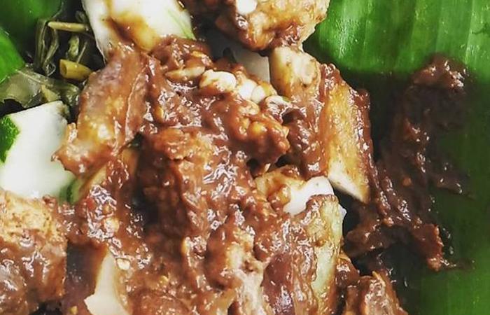 Rujak Cingur Bu Riyati yang Masih Dibungkus Daun Pisang (C) JATIK