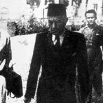 Hatta dan Douwes Dekker (baju hitam) dalam Kongres KNIP (C) KITLV