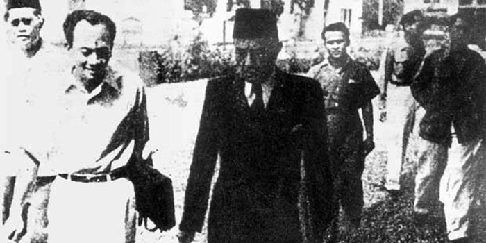 Hatta dan Douwes Dekker (baju hitam) dalam Kongres KNIP (C) KITLV