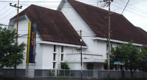 Gedung Bank Mandiri KCP Malang Merdeka ada di pojokan alun-alun (Foto: kekunaan.blogspot.com)