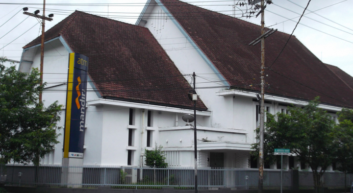Gedung Bank Mandiri KCP Malang Merdeka ada di pojokan alun-alun (Foto: kekunaan.blogspot.com)