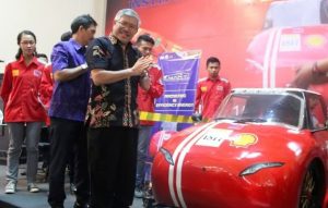 Rektor dengan Mobil Hemat Energi ITN (Foto: ITN)