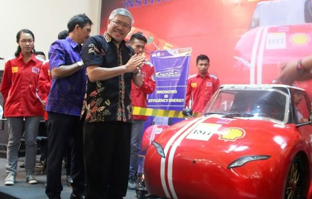 Rektor dengan Mobil Hemat Energi ITN (Foto: ITN)