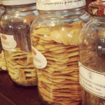 roti-roti yang disajaikan dalam toples