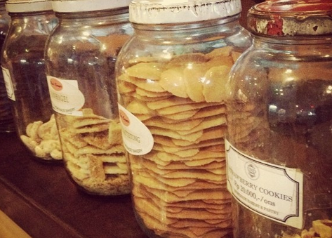 roti-roti yang disajaikan dalam toples