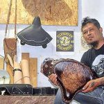 Setyo Widiantoko dengan sadel karyanya | Radar Malang