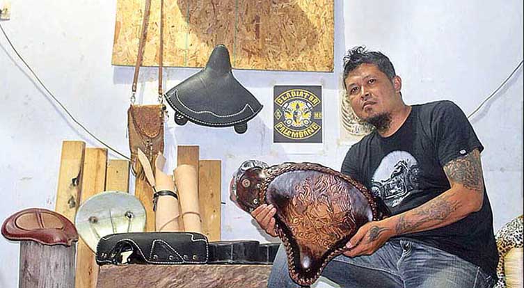 Setyo Widiantoko dengan sadel karyanya | Radar Malang