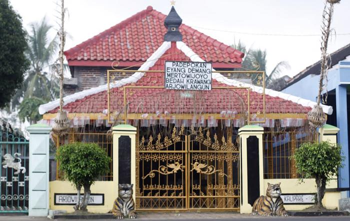 Ada Pusaka Kuno di Padepokan Eyang Demang Mertowijoyo (C) PANORAMIO