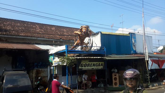 Uniknya Patung Singa Simbol Soliditas Aremania Korwil Ngaglik (C) KIDUL DALEM