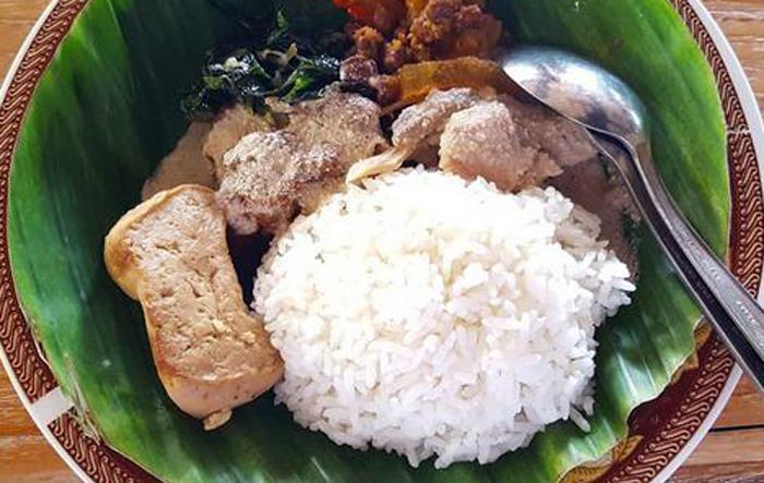 Daftar Warung Gudeg Ternama yang Ada di Malang (C) @ADESHEVTIAN