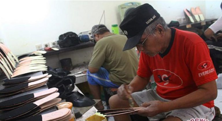 Daftar Pengrajin Sepatu Kulit di Malang Raya (C) ANTARA JATIM