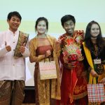 Jevri dan teman-teman juarai Cultural Night Sage University dengan tari topeng Malang dan angklung | Foto Facebook Saga University