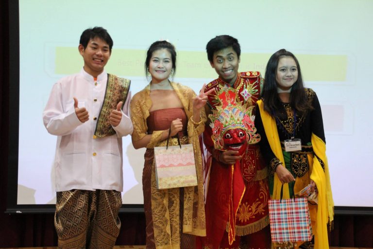Jevri dan teman-teman juarai Cultural Night Sage University dengan tari topeng Malang dan angklung | Foto Facebook Saga University