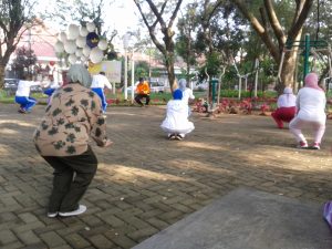 para peserta senam mengikuti gerakan instruktur yang berada di depan mereka