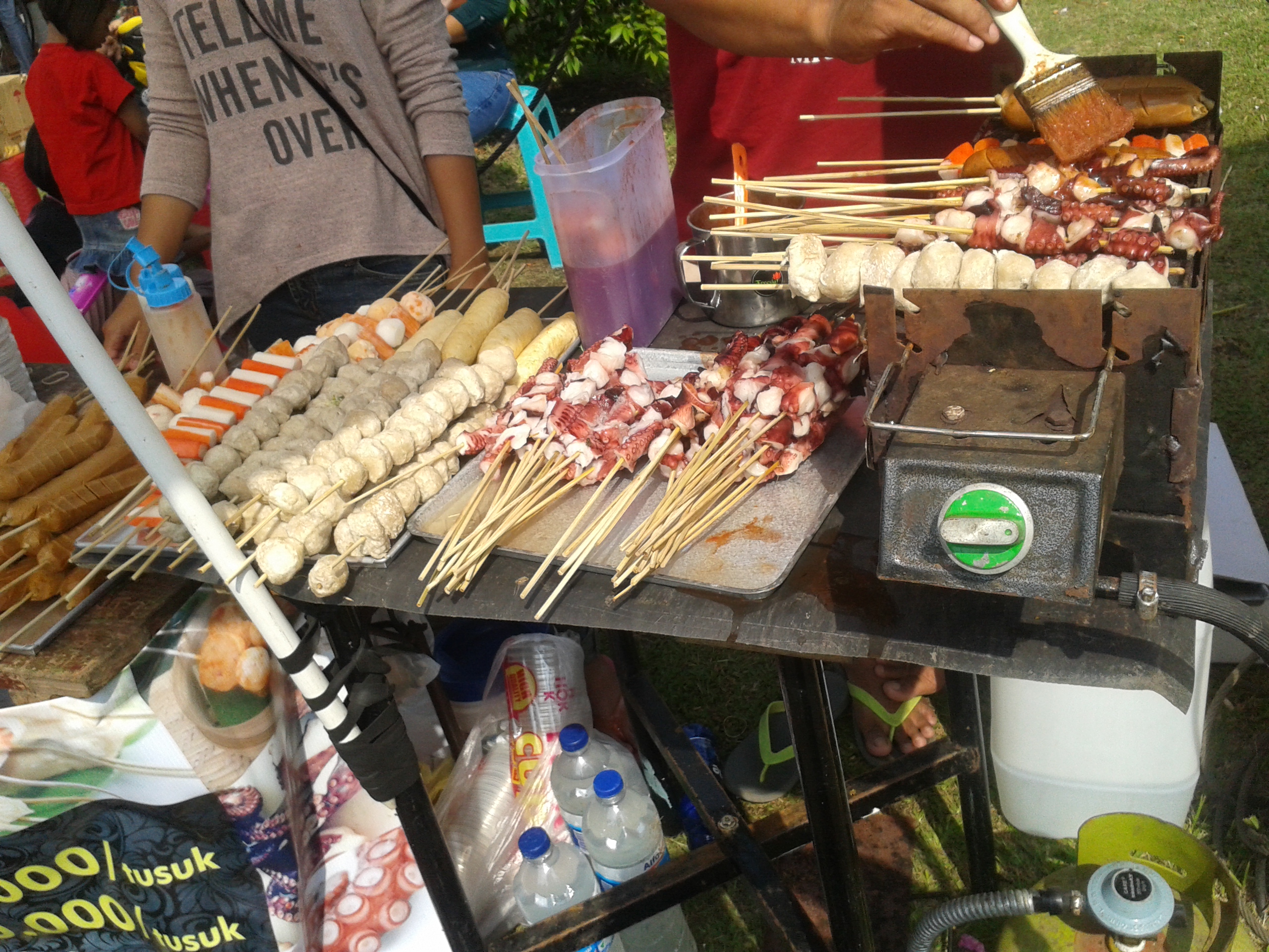 Dagangan khas di CFD, sate gurita dan makanan laut lainnya