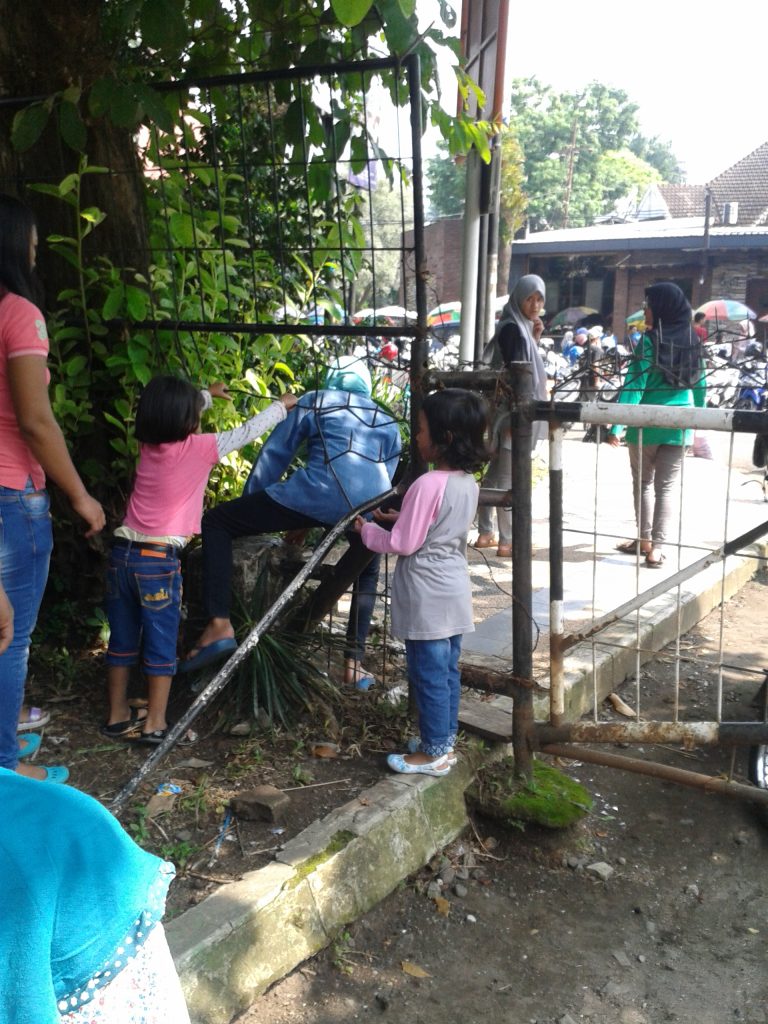 terobos pagar di taman Slamet