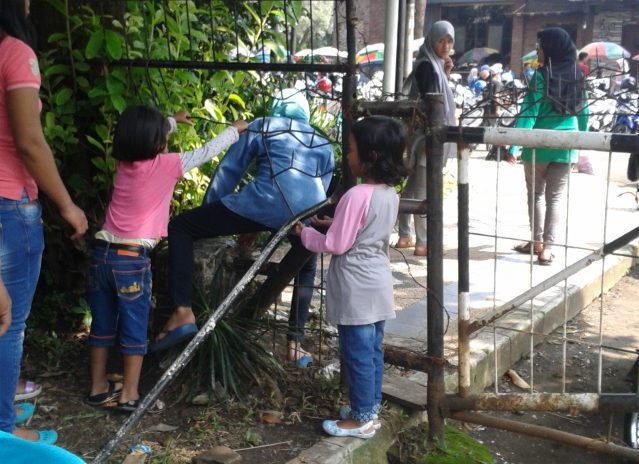 terobos pagar di taman Slamet