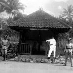 Sebuah Pos Plisi di kampung Tjelaket pada tahun 1930 (C) tropenmuseum