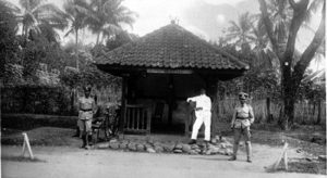 Sebuah Pos Plisi di kampung Tjelaket pada tahun 1930 (C) tropenmuseum