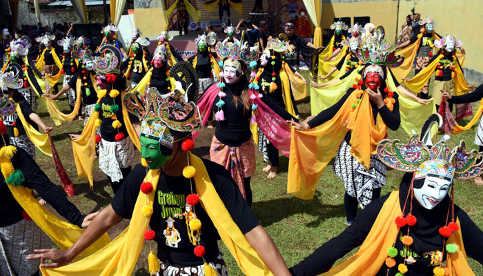 Tari Topeng Malangan menjadi ciri khas di Kampung Budaya Polowijen, Kota Malang (Foto: Arema Media)